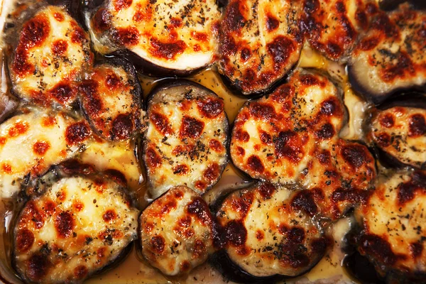 Aubergines met mozzarella en basilicum — Stockfoto
