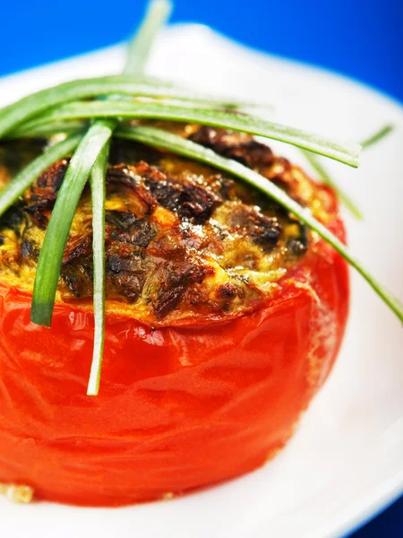 Tomate recheado com espinafre — Fotografia de Stock