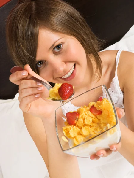 Mujer en la cama levantando el desayuno Fotos de stock libres de derechos