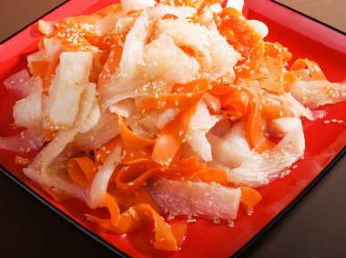 Sağlıklı havuç ve şalgam salatası