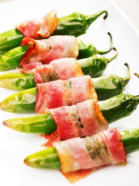 Izgara jalapenos pastırma içinde sarılmış