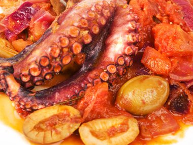 Ahtapot domates sosu ve zeytin ile