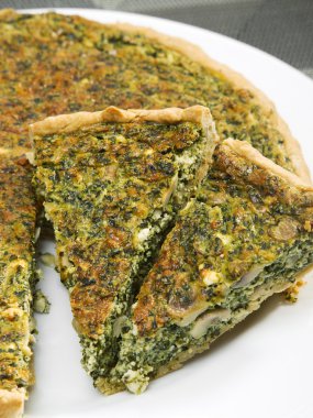 Ispanaklı ve peynirli kiş.