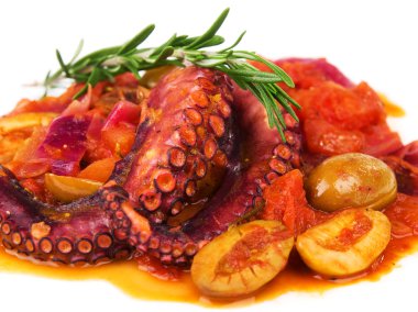 Ahtapot domates sosu ve zeytin ile