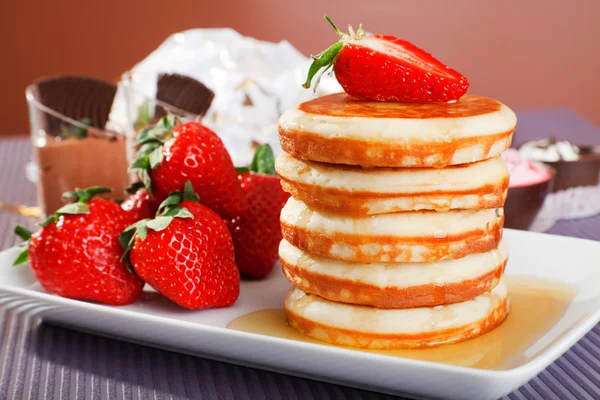 Bal ve çilek ile Pancakes — Stok fotoğraf