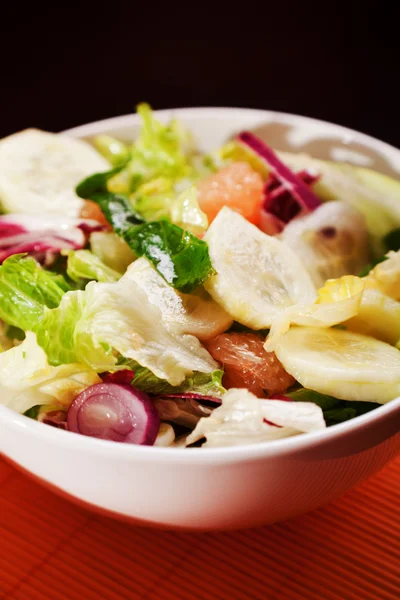 Salada com alface, pepinos e toranja — Fotografia de Stock