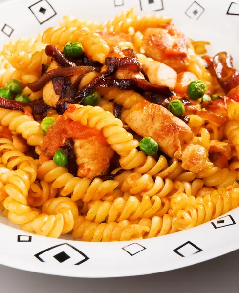 Fusilli pasta with peas and chicken — Stock Photo, Image