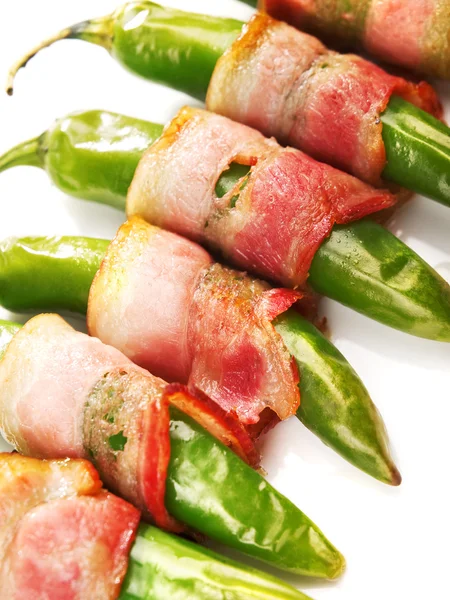 Grillad jalapenos inlindad i bacon — Stockfoto