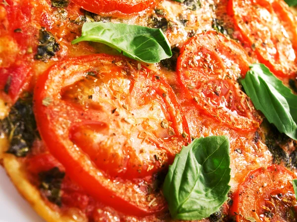 Margharita Pizza med färska tomater — Stockfoto