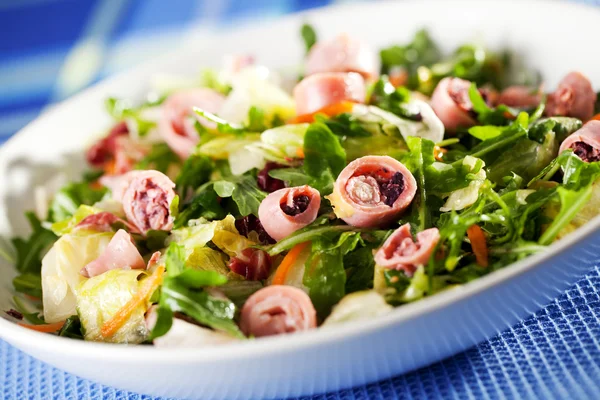 Kalamar ve sebzeler sağlıklı salata — Stok fotoğraf