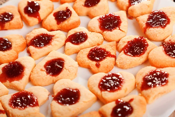 Cookies em forma de coração com geléia — Fotografia de Stock