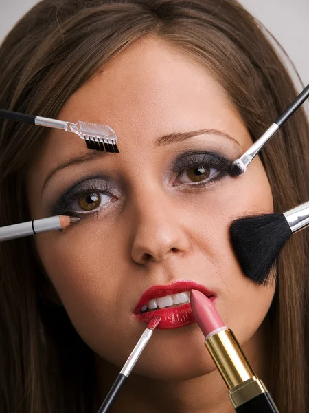 Jeune femme appliquant maquillage — Photo