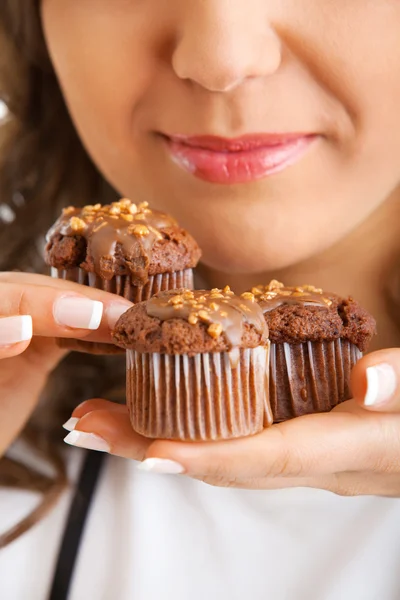 Woman eating chocolate muffins — Stock Photo, Image