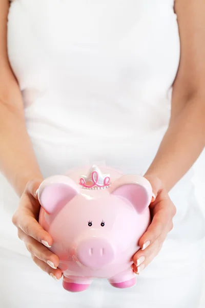 Vrouw met varken geld-box — Stockfoto