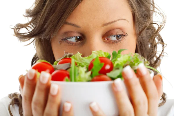 Jovem mulher preparando salada — Fotografia de Stock