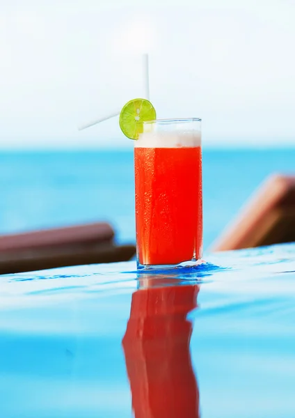 Mai Thaise Cocktail bij zwembad — Stockfoto