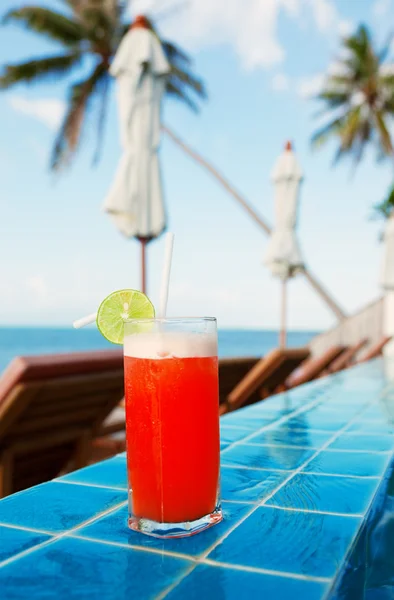 Mai Thaise Cocktail bij zwembad — Stockfoto