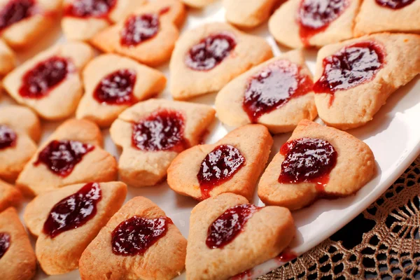 Heart-shaped cookies with jam — Stock Photo, Image