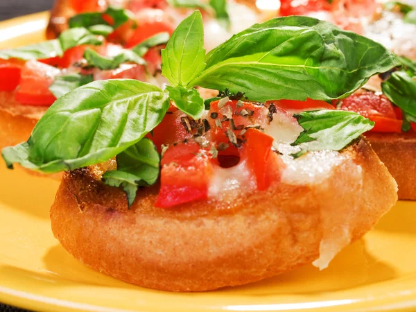 Bruschetta italiana con tomate — Foto de Stock