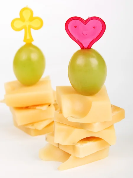 Cheese appetizers with grape — Stock Photo, Image