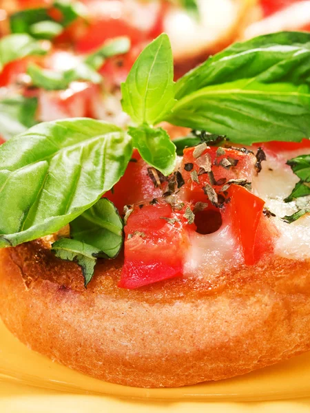 Итальянская брускетта с помидорами — стоковое фото