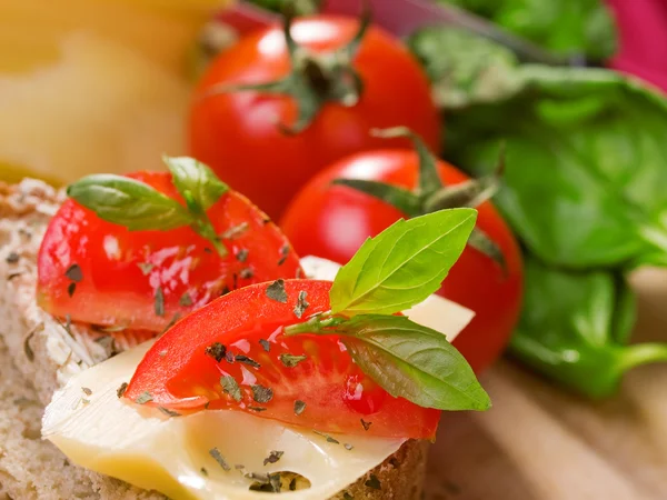 Emmentaler met tomaten — Stockfoto