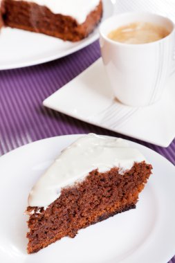 Beyaz kremalı çikolatalı pasta.