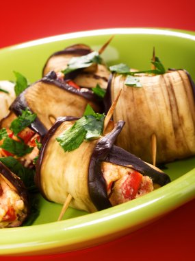 Patlıcan ruloları peynirle dolu.