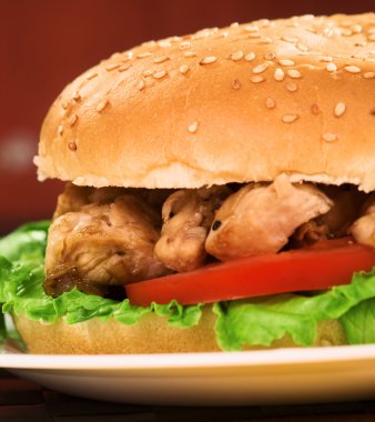 hamburger eti ve sebze ile