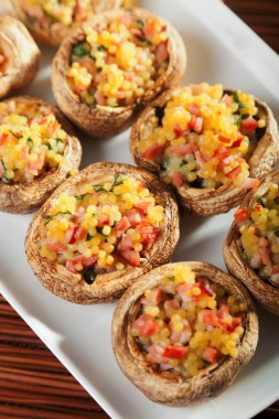 Kuskus ile doldurulmuş mantar