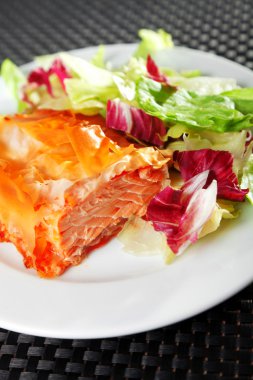 Phyllo hamur demlenmiş somon