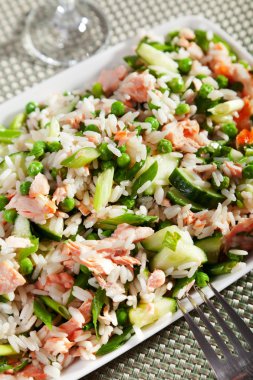Pirinç salatası somon ile