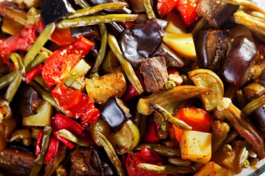 Güveç ile patlıcan, patates