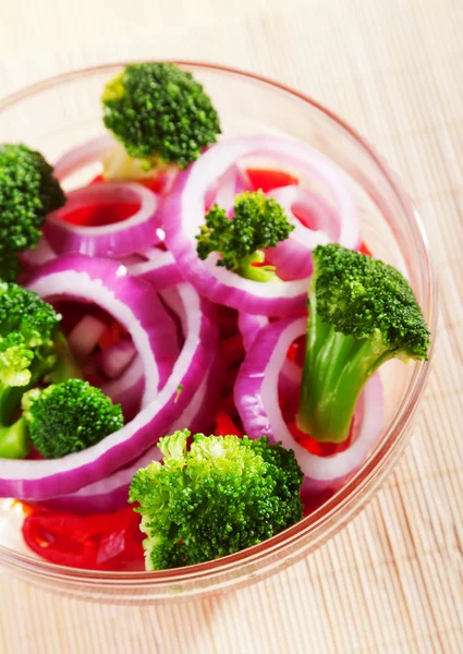 Brokoli ve soğan salatası — Stok fotoğraf
