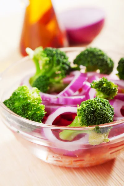 Salad with broccoli and onion — Stock Photo, Image