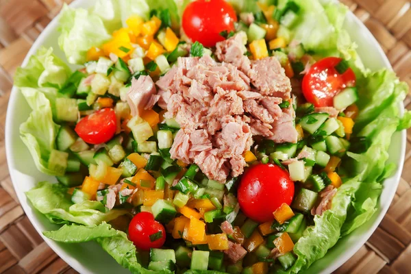 Salát s tuňákem a zeleninou — Stock fotografie