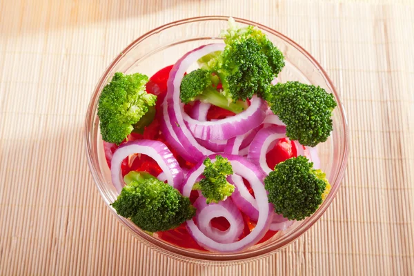 Salad with broccoli and onion — Stock Photo, Image