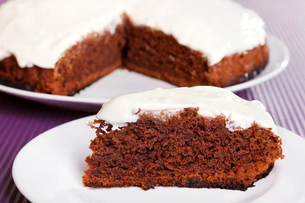 Pastel de chocolate con crema blanca —  Fotos de Stock