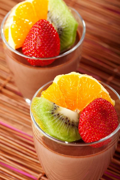 Chocolademousse met vruchten — Stockfoto