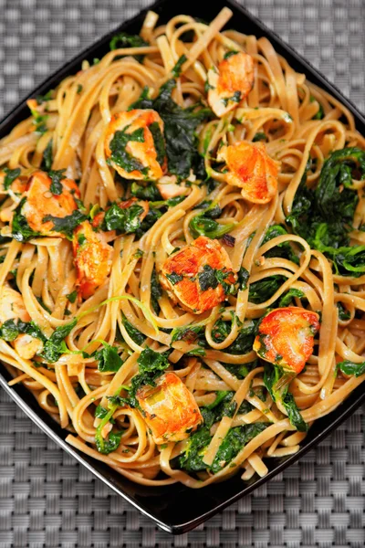 Fettuccine com salmão e espinafre — Fotografia de Stock