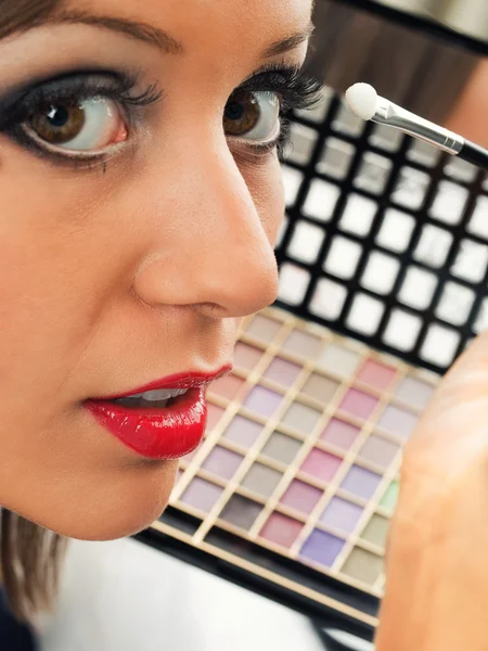 Femme appliquant maquillage — Photo