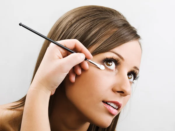 Donna che applica il trucco — Foto Stock