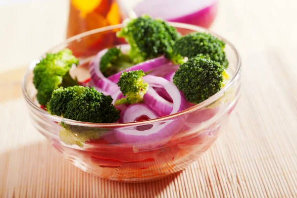 Salad with broccoli and onion — Stock Photo, Image