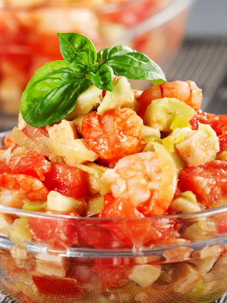 Salade de tomates, crevettes et avocats — Photo