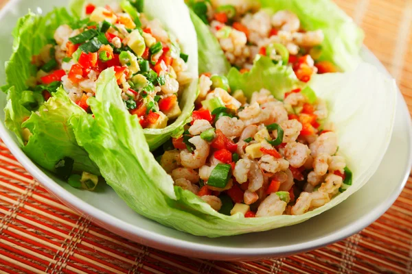Salada de camarões em folhas de salada — Fotografia de Stock