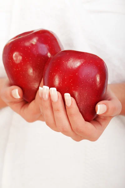 Jovem segurando maçãs vermelhas — Fotografia de Stock