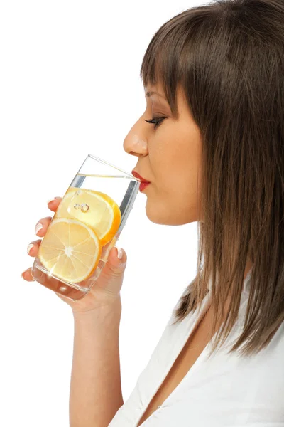 Mujer bebiendo agua con limón — Foto de Stock