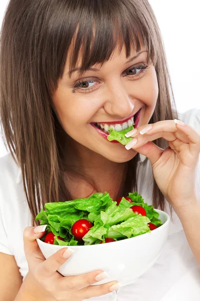 Mladá žena jíst čerstvý salát — Stock fotografie