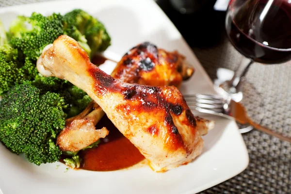 Chicken legs with broccoli — Stock Photo, Image