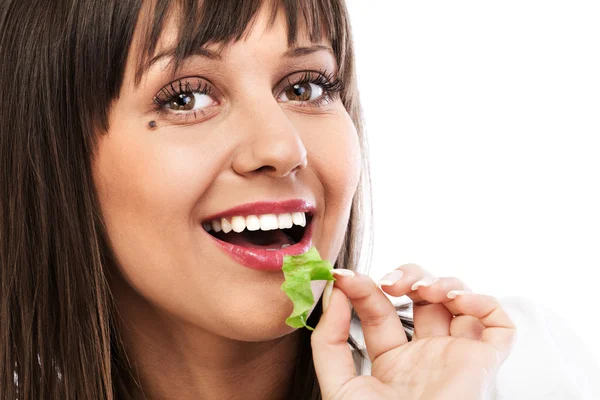 Νεαρή γυναίκα τρώει πράσινη σαλάτα — Φωτογραφία Αρχείου